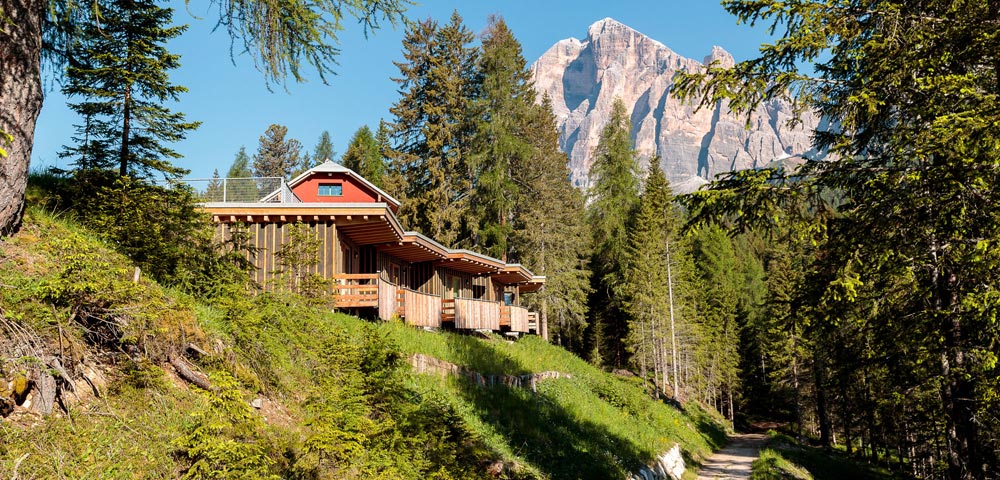 La Locanda del Cantoniere è situata sul territorio gestito dalle Regole d'Ampezzo 