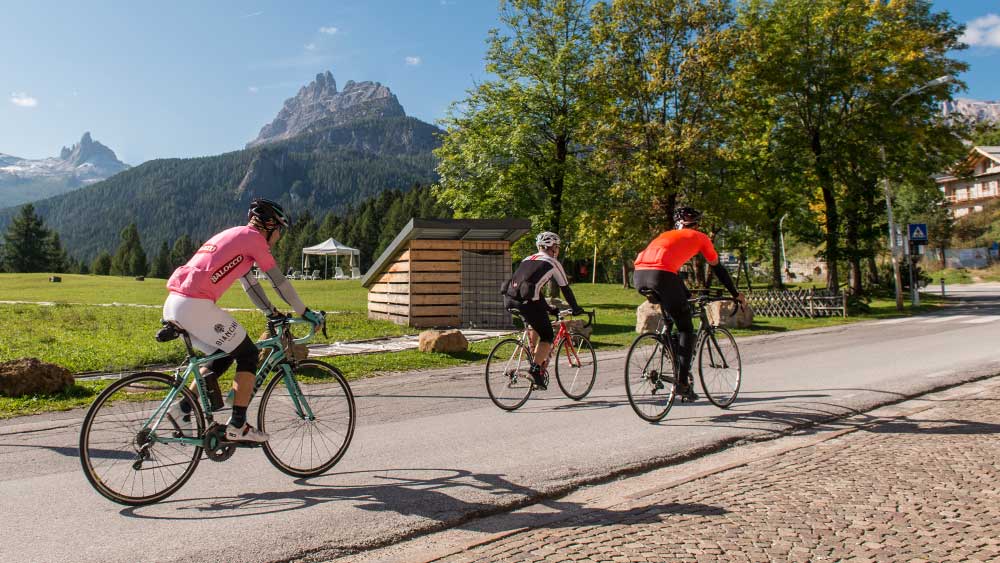 In bici sulla Strada delle Dolomiti, i passi Falzarego e Giau